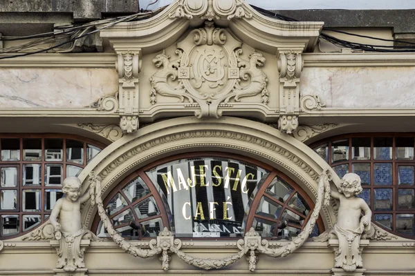 PORTO, PORTUGAL - 04 JULIO 2015: El Majestuoso café histórico — Foto de Stock