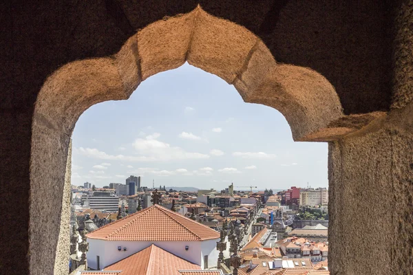 Zvonice kostela Clerigos (Torre dos Clerigos), jeden cíl slavné panoramatický pohled z Porto — Stock fotografie