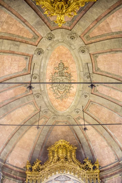 クレリゴスの塔 (Torre dos クレリゴス) 内部の詳細のバロック教会の象徴とポルト市のランドマークとなる観光スポットの 1 つ — ストック写真