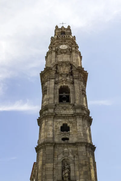 Zvonice kostela Clerigos (Torre dos Clerigos) v pozadí modré oblohy, je jeden cíl slavné panoramatický pohled z Porto — Stock fotografie