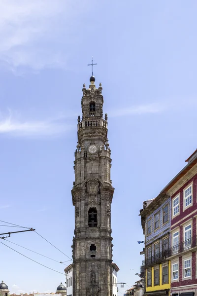 Campanario de la Iglesia Clerigos (Torre dos Clerigos) en el fondo del cielo azul, es un famoso mirador panorámico destino de Oporto — Foto de Stock