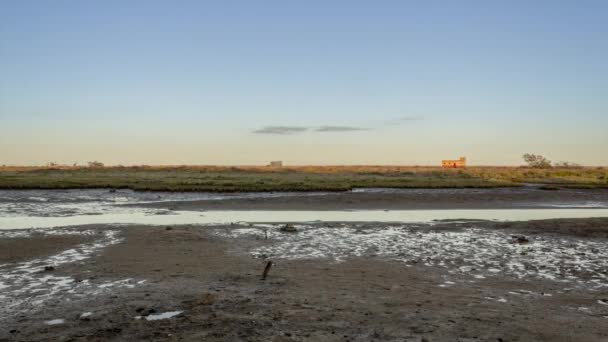 Klockslagen tid förflutit, på Ria Formosa våtmarker naturpark landskap, Visa från Fuzeta staden historiska liv guard byggnad och även vissa krabbor rör sig i förgrunden, södra Portugal. — Stockvideo