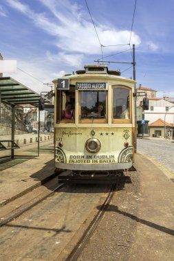 Porto, Portekiz - 04 Temmuz 2015: Ünlü miras sarı tramvay
