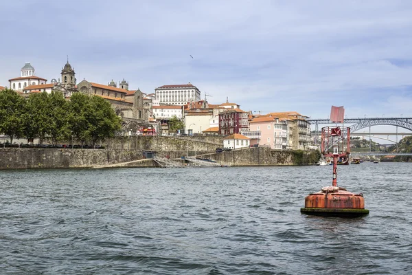 Panoramatické fom Douro river výletní loď, pohled Maria Pia a Sao Joao mosty — Stock fotografie