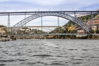Douro river tur tekne, Maria Pia ve Sao Joao köprüleri, Porto cityscape görünümü panoramik,