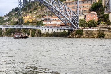 Douro river tur tekne, Dom Luiz Köprüsü ve Gaia riverbank, Porto cityscape görünümünü gelen panoramik