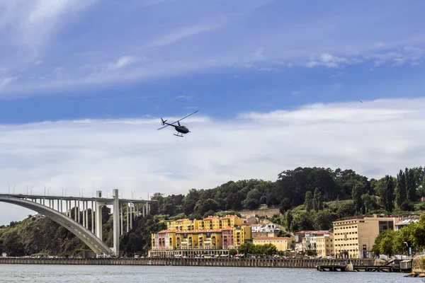 Panoramiczne rzeki Douro Fom łodzią, miejski Porto, letni dzień — Zdjęcie stockowe