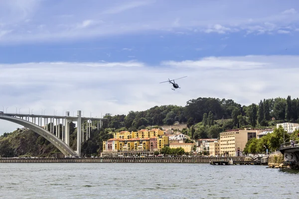 Panoramic fom Rio Douro tour boat, Porto cityscape, em um dia de verão — Fotografia de Stock