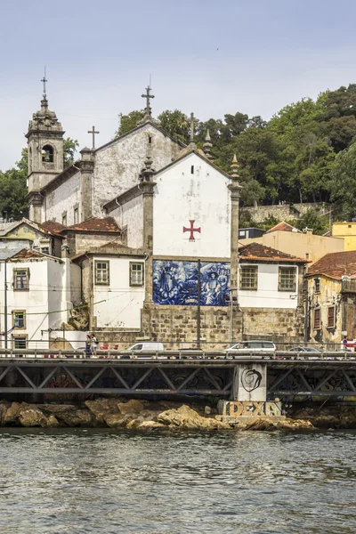 Πανοραμική από Douro περιοδεία βάρκα ποτάμι, προβολή εκκλησία της Πόρτο και Πόρτο πόλη στο κέντρο της πόλης — Φωτογραφία Αρχείου