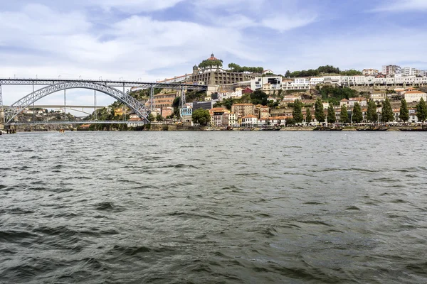 Panoramatické od Douro řeky výletní loď, pohled na nábřeží Dom Luiz most a Gaia, — Stock fotografie