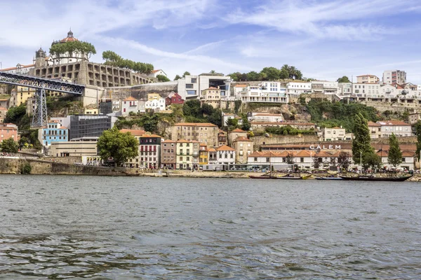 Panorâmica do barco turístico do rio Douro, vista da Ponte Dom Luiz e da margem do rio Gaia, cidade do Porto — Fotografia de Stock