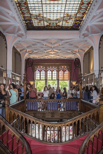 PORTO, PORTUGAL - JULY, 04: People visiting famous bookstore Livraria Lello, establishment in 1919 it is one of the oldest bookstores in Portugal — Stock Photo, Image