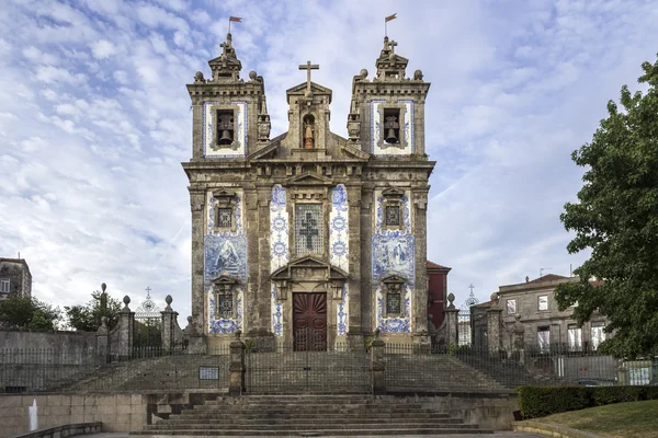 Templom a Szent Ildefonso - Igreja de Santo Ildefonso, a 18. század, barokk stílusú épületben — Stock Fotó