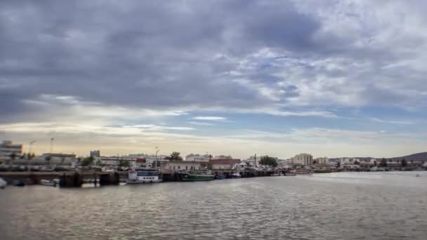 Zachód słońca upływ czasu w portu rybackiego Olhão, stolicy miasta Ria Formosa mokradeł parku przyrody, Algarve. — Wideo stockowe