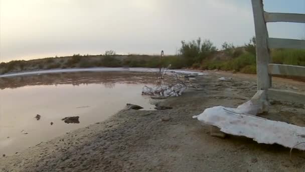 Zachód słońca czas upływ widok krajobraz regionu naturalną ochronę terenów podmokłych Ria Formosa, stary produkcji soli marsh pan w planie, w Olhão, Algarve. — Wideo stockowe