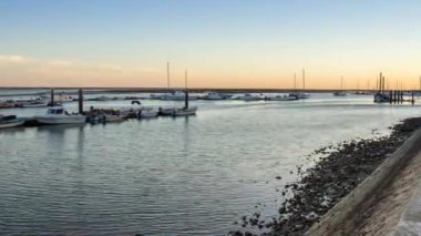 Olhao eğlence Marina, Ria Formosa sulak doğal park ve önemli balıkçı limanı, Algarve şehir başkenti görünümüne zaman atlamalı alacakaranlıkta.