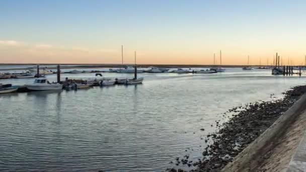 Olhao eğlence Marina, Ria Formosa sulak doğal park ve önemli balıkçı limanı, Algarve şehir başkenti görünümüne zaman atlamalı alacakaranlıkta. — Stok video