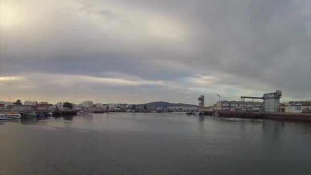 Gün batımı Pan zaman atlamalı Olhao balıkçı limanı, Ria Formosa sulak doğal park, Algarve şehir başkenti — Stok video