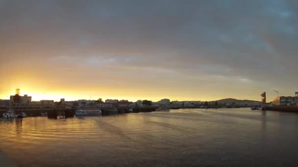 Coucher de soleil Pan time Lapse dans Olhao Port de pêche, la capitale de la ville de Ria Formosa zones humides parc naturel, Algarve — Video