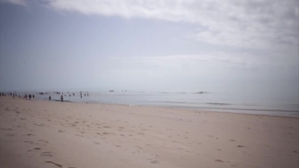 Fuseta island coastal strandutsikt, en av öarna i Ria Formosa naturpark våtmarker, Algarve. — Stockvideo