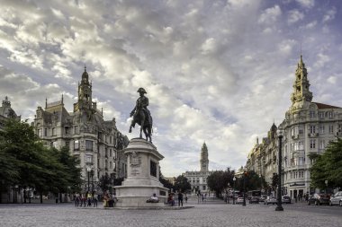 Liberdade Meydanı anıt Kral Pedro IV heykeli ön planda ve Belediye Aliados Avenue, 04 Temmuz 2015 Porto, Portekiz üzerinde top ile