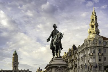 Porto, Portekiz - 04 Temmuz 2015: Kral Pedro IV anıt heykel ön plan ve Belediye Aliados Avenue, 04 Temmuz 2015 Porto, Portekiz üzerinde top.