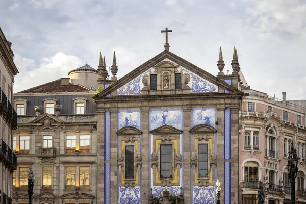 Kirche des Heiligen Antony von Congregados - igreja de santo antonio dos Congregados, erbaut 1703 und mit typisch portugiesischen blauen Fliesen bedeckt, die Azulejos genannt werden. Porto — Stockfoto
