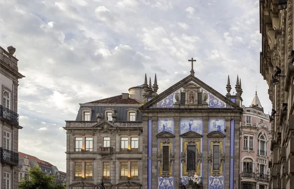 Kirche des Heiligen Antony von Congregados - igreja de santo antonio dos Congregados, erbaut 1703 und mit typisch portugiesischen blauen Fliesen bedeckt, die Azulejos genannt werden. Porto — Stockfoto