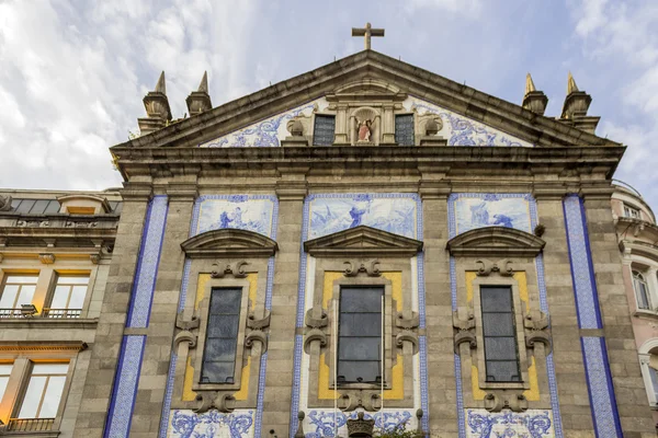 Церковь Святого Антония Конгрегагадосского - Igreja de Santo Antonio dos Congregados, построенная в 1703 году и покрытая типичной португальской голубой плиткой под названием Azulejos. Порту — стоковое фото