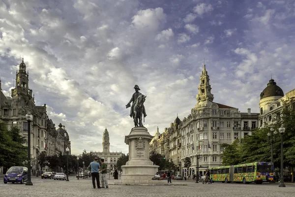 Liberdade Meydanı anıt Kral Pedro IV heykeli ön planda ve Belediye Aliados Avenue, 04 Temmuz 2015 Porto, Portekiz üzerinde top ile — Stok fotoğraf