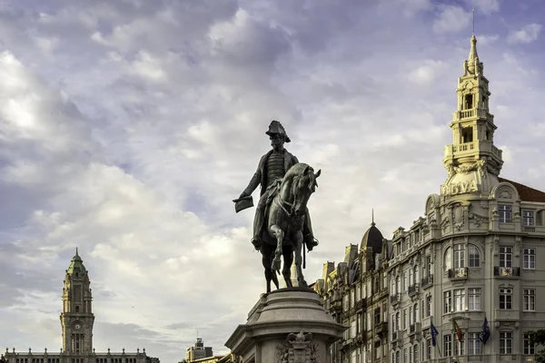 Porto, portugal - 04. juli 2015: denkmal der könig-pedro-iv-statue im vordergrund und stadthaus an der spitze der aliados-allee, am 04. juli 2015 in porto, portugal. — Stockfoto