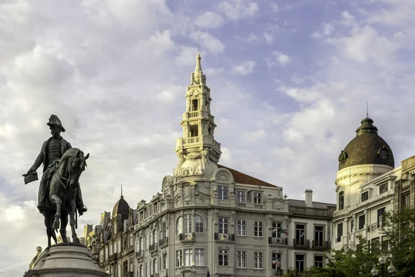 Porto, Portugal - 04 juli 2015: Monument av kung Pedro Iv staty i förgrunden och stadshuset i toppen av Aliados Avenue, den 04 juli 2015 i Porto, Portugal. — Stockfoto