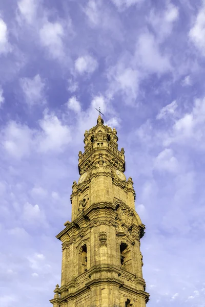 Bell tower of the Clerigos Church in cloudy blue sky background, — Stock Photo, Image