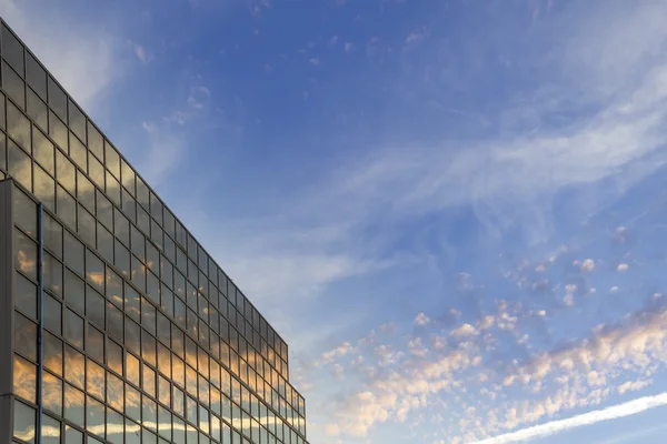 Puesta de sol cielo nublado suave y reflejo en el edificio moderno — Foto de Stock