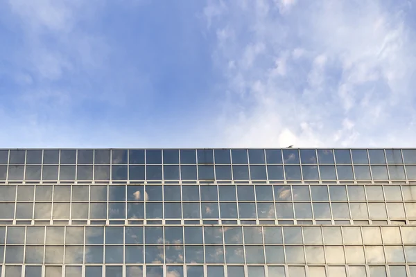 Puesta de sol cielo nublado suave y reflejo en el edificio moderno — Foto de Stock