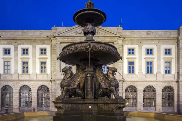 Piaţa Universităţii in Gomes Teixeira fontein, Porto nacht stadsgezicht — Stockfoto