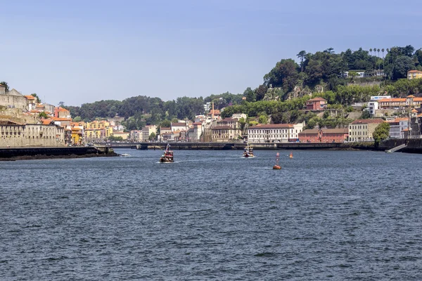 View of Ribeira historical quarter, on the margin Douro river embankment, Porto — Stock Photo, Image