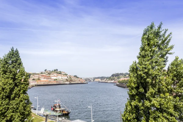 Pohled na historické čtvrti Ribeira, na smetanově nábřeží řeky Douro marže, Porto — Stock fotografie
