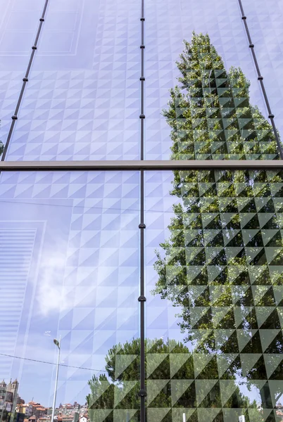 Soft cloudy sky and reflex in modern building background — Stock Photo, Image