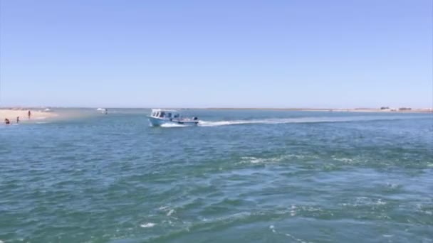 Bootsfahrt Abfahrt von der Insel Armona, in ria formosa Feuchtgebiete Naturpark, Algarve. — Stockvideo