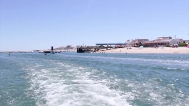 Bootsfahrt Abfahrt von der Insel Armona, in ria formosa Feuchtgebiete Naturpark, Algarve. — Stockvideo