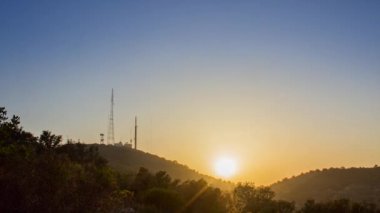 Gün batımı ülke manzara Algarve turizm hedef bölgeyi, kırsal hillside Cerro Sao Miguel ve iletişim antenler siluet arka planda