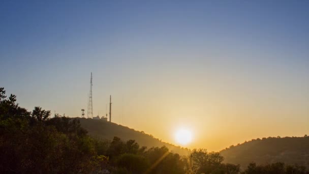 Sonnenuntergang Landschaft in der Algarve Tourismus Destination Region, ländliche Hanglage cerro sao miguel und Kommunikationsantennen Silhouette im Hintergrund — Stockvideo