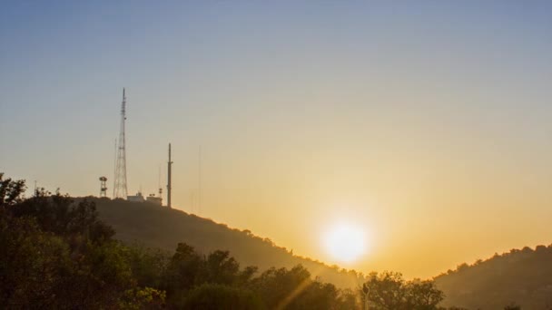 Pôr do sol paisagem rural no Algarve região de destino turístico, encosta rural Cerro São Miguel e silhueta de antenas de comunicação em segundo plano — Vídeo de Stock