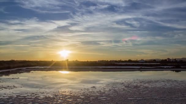 Zachód słońca czas upływ widok krajobraz regionu naturalną ochronę terenów podmokłych Ria Formosa, nieaktywne salt marsh produkcji pan w planie, w Olhão, Algarve, Południowa Portugalia. — Wideo stockowe