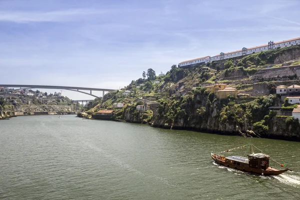 Porto krajiny pohled řeky Douro a hřmícím Rabelo čluny — Stock fotografie