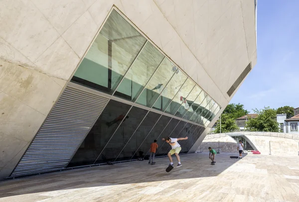 Porto, portugal - 05 juli 2015: blick auf casa da musica - haus der musik moderner oporto konzertsaal, das erste gebäude portugals, das sich ausschließlich der musik widmet, in porto, portugal am 05 juli 2015. — Stockfoto