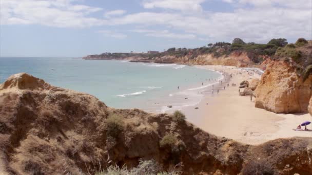 Пляжи Алгарве Мария Луиза и Торре-да-Медронхейра в муниципалитете Албура - вид на скалу — стоковое видео