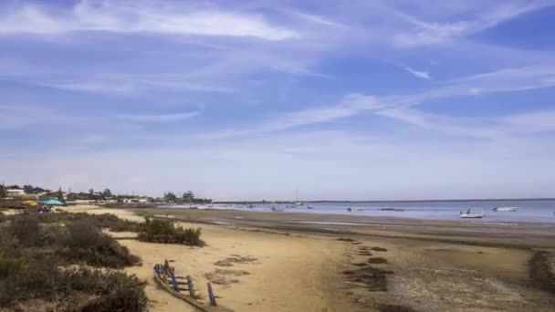 Pan časová prodleva krajina, přírodního parku Ria Formosa mokřadů na Cavacos pláži. Algarve. Portugalsko — Stock video