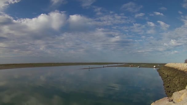 Timelapse Algarve Olhao Waterfront panoramisch uitzicht naar Ria Formosa wetlands natuurlijke instandhouding park, in een bewolkte ochtend, Portugal. — Stockvideo
